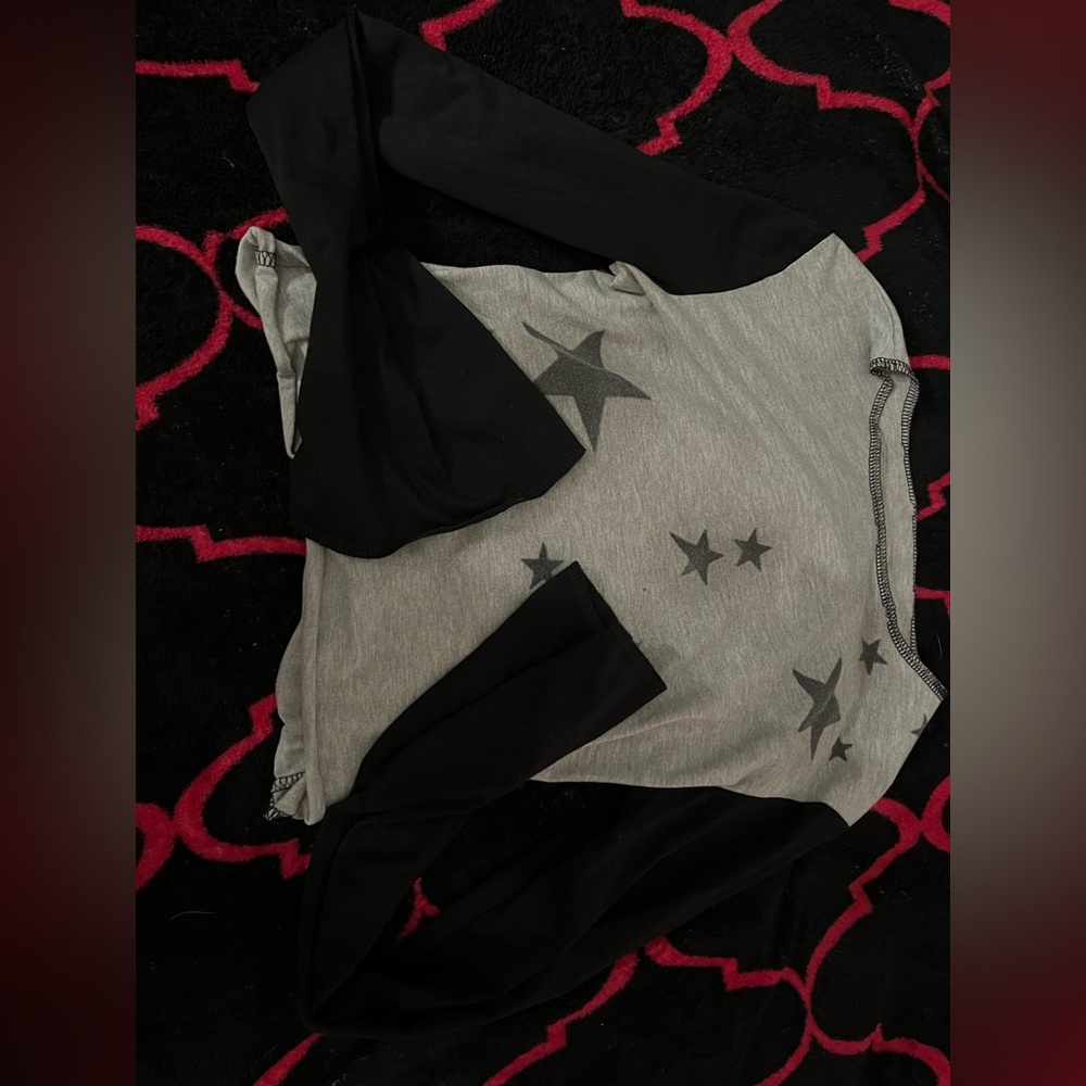 EMMIOL star long sleeve top size small excellent condition!!